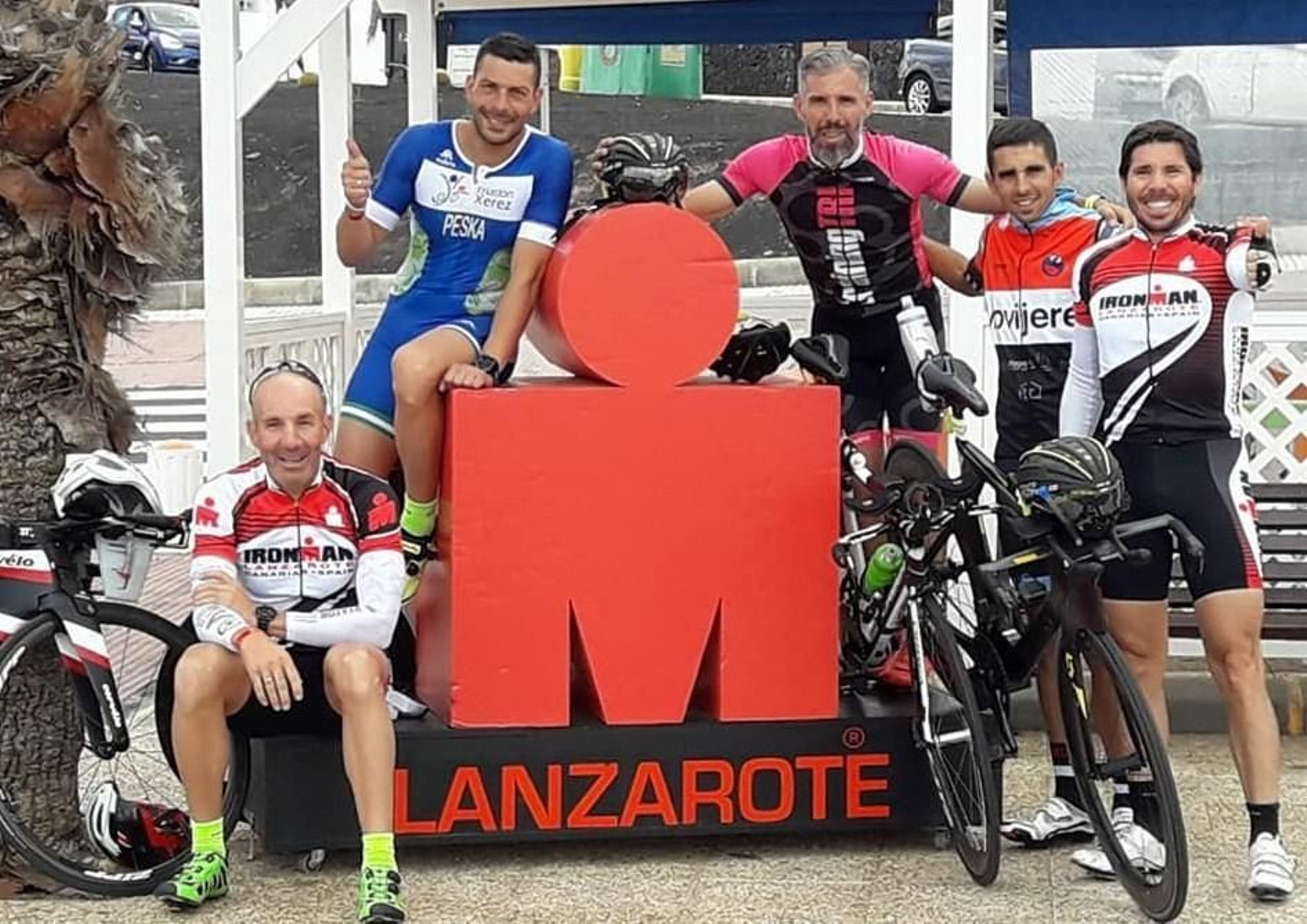 Los triatletas del equipo jerezano, posando en Lanzarote.