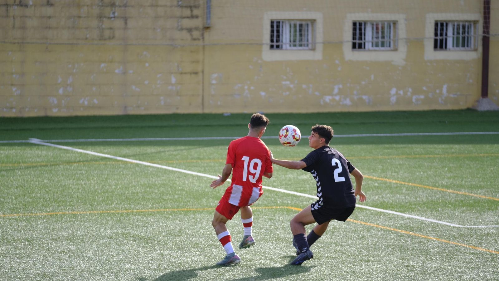 El rojiblanco Christian pugna con un rival por hacerse con el esférico en el partido frente al Calavera.