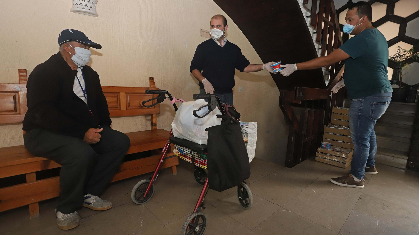 Reparto de alimentos de Cáritas en Algeciras