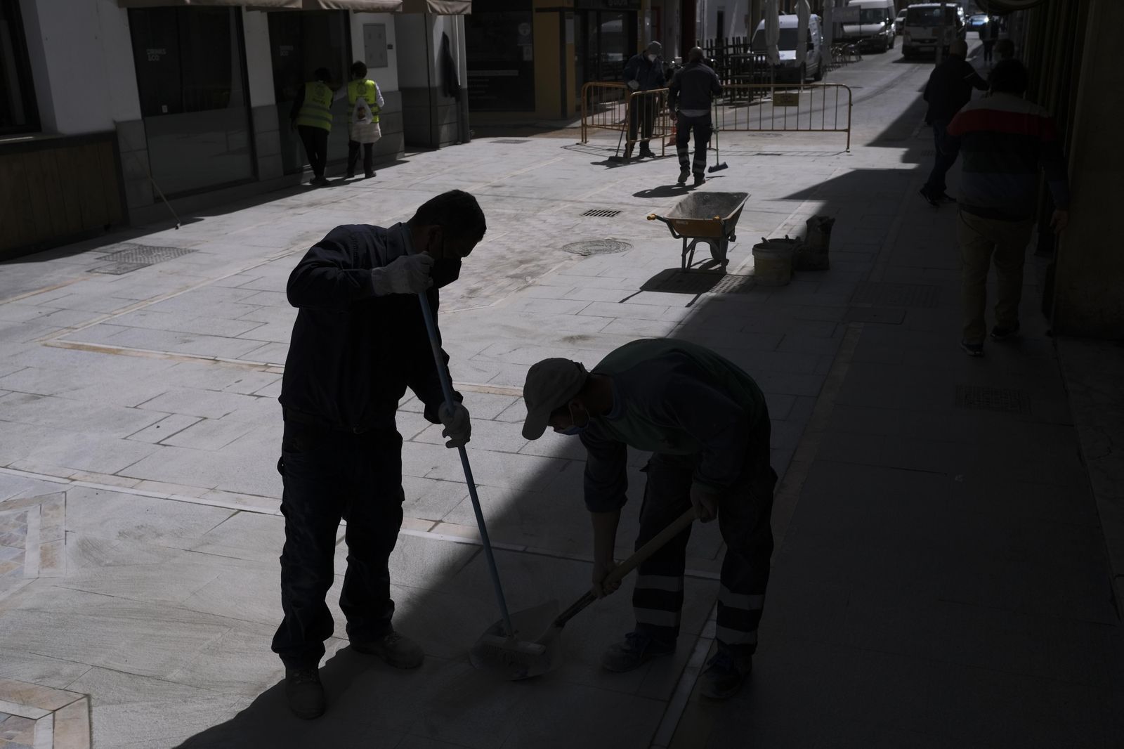 Operarios limpian la nueva zona peatonal.
