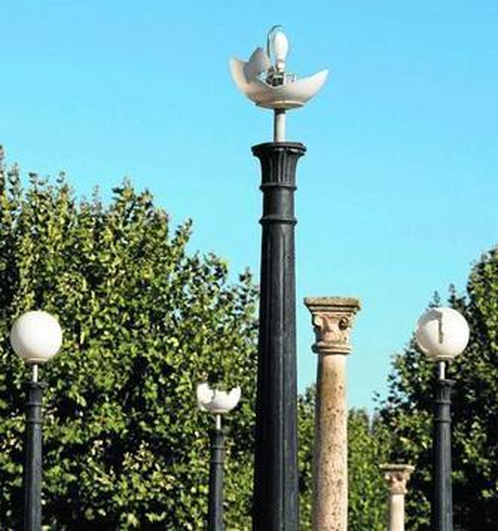 Farolas rotas, en la plaza del Camarón.