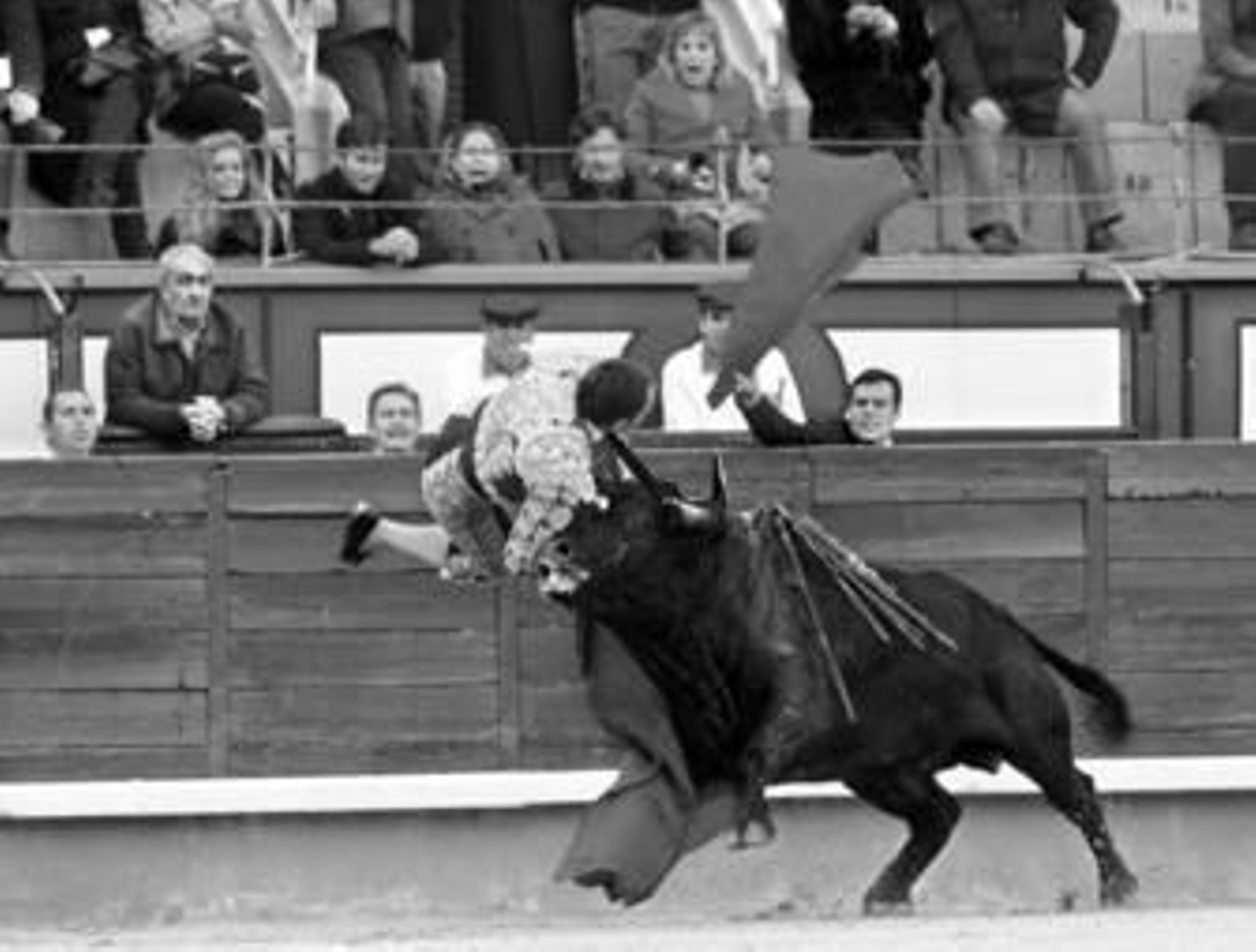 Instante en el que Julio Aparicio es cogido por su primer toro, que le hirió de gravedad.