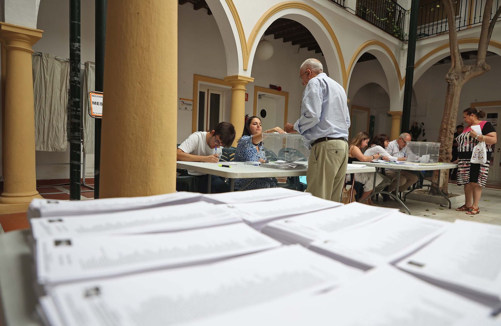 Imágenes de la jornada electoral para el Parlamento Europeo en Algeciras