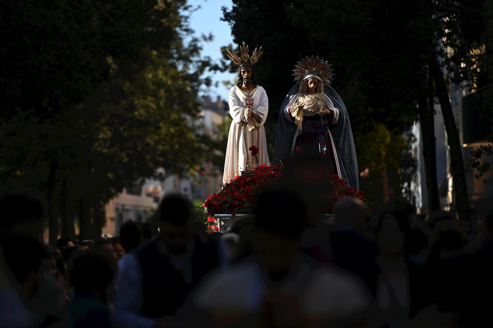 La misa del alba y el traslado del Cautivo, en fotos