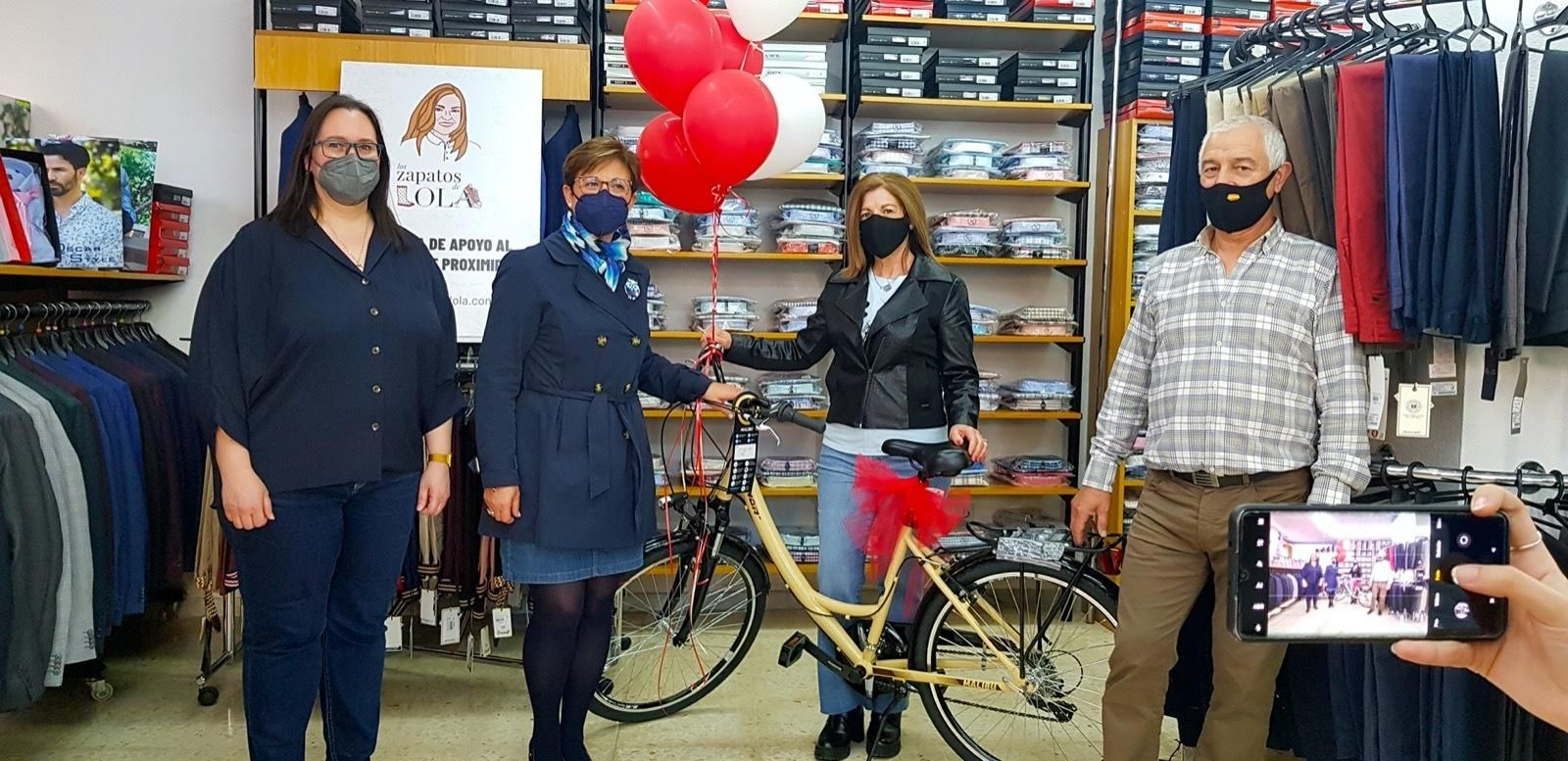 Adriana Valverde con Carmen Morales, ganadora del sorteo de la bicicleta