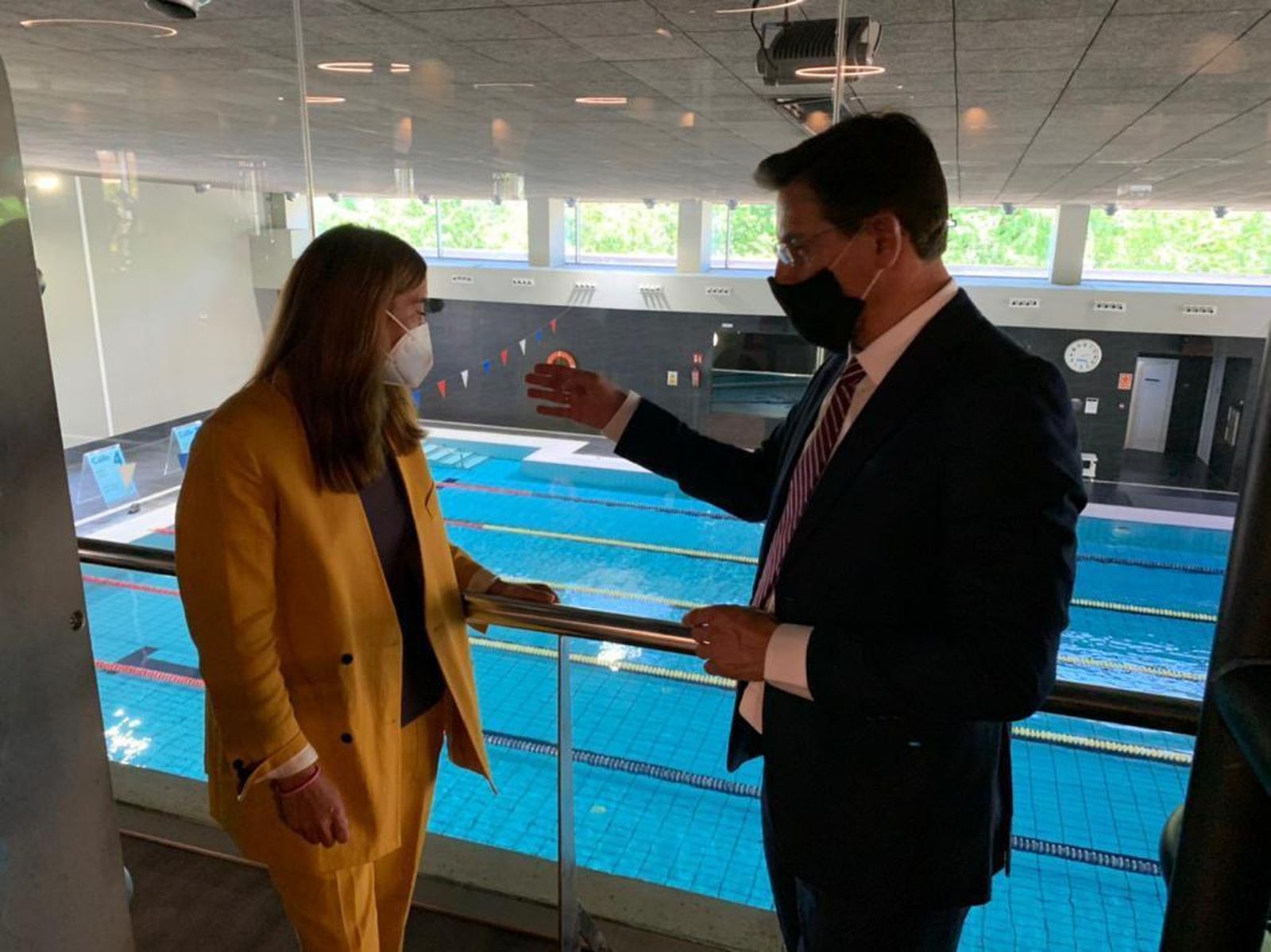 El alcalde de Granada, en su visita a la instalaciones del O2.