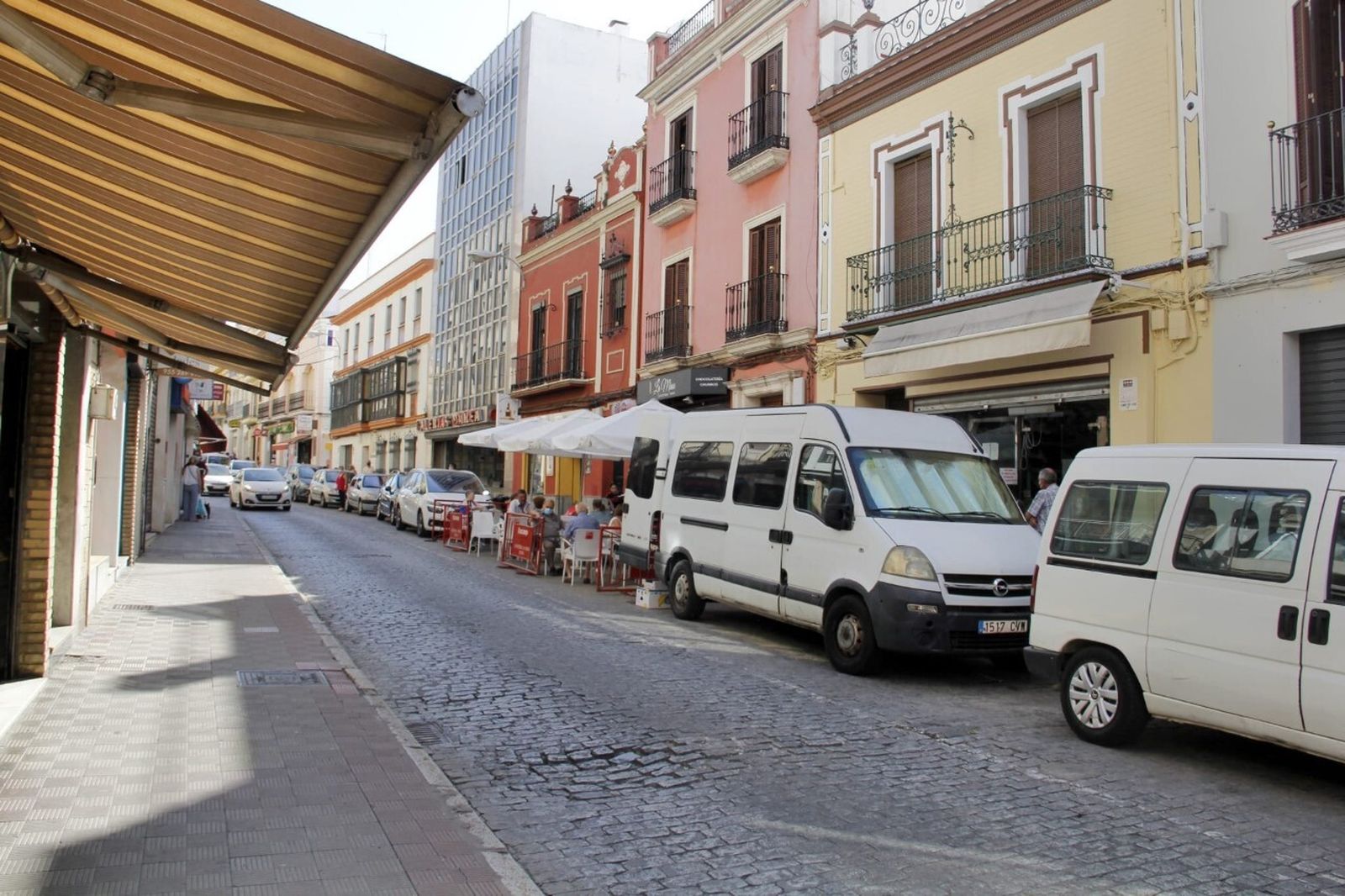 La calle Nuestra Señora del Águila, conocida como La Mina por el molino de agua que alberga, y que se quiere peatonalizar con este proyecto.