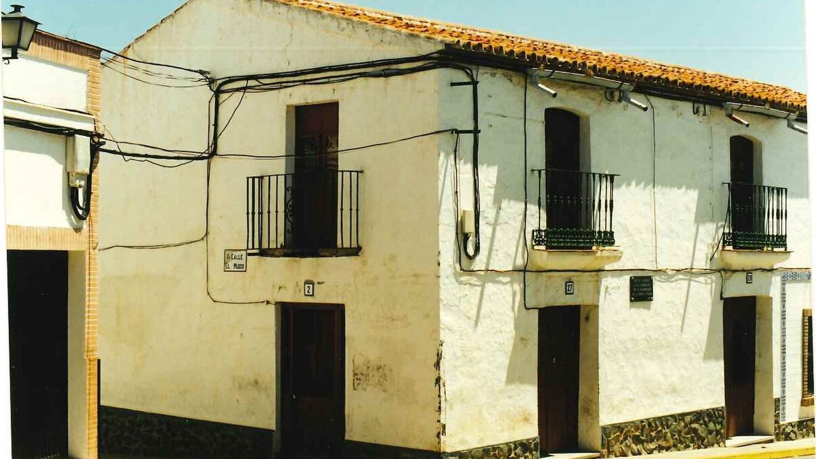 Casa natal de Víctor Márquez Reviriego en Villanueva de los Castillejos, con la esquina de acero.
