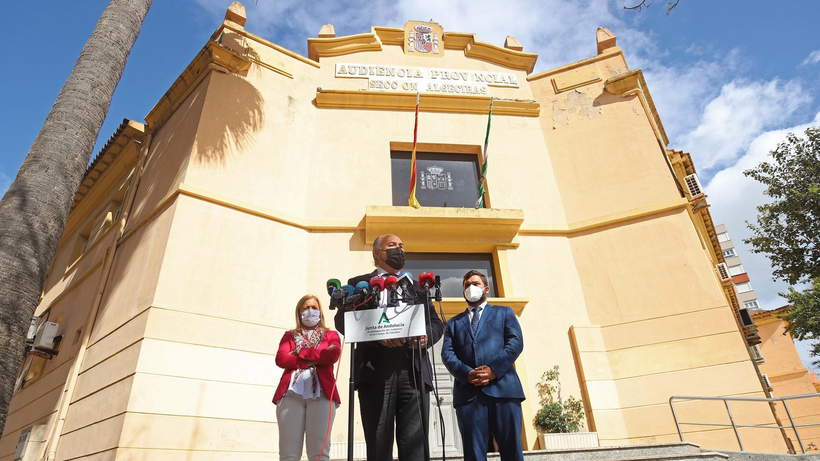 Landaluce habla ante los medios frente a la Audiencia Provincial de Algeciras.