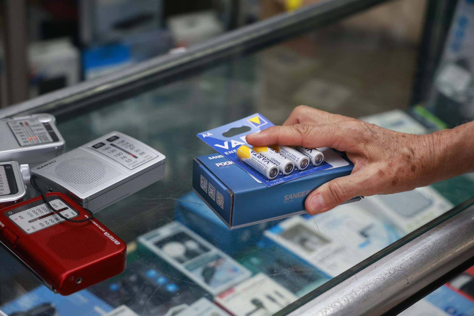Pilas y transistores vendidos la semana pasada en una tienda del Centro.