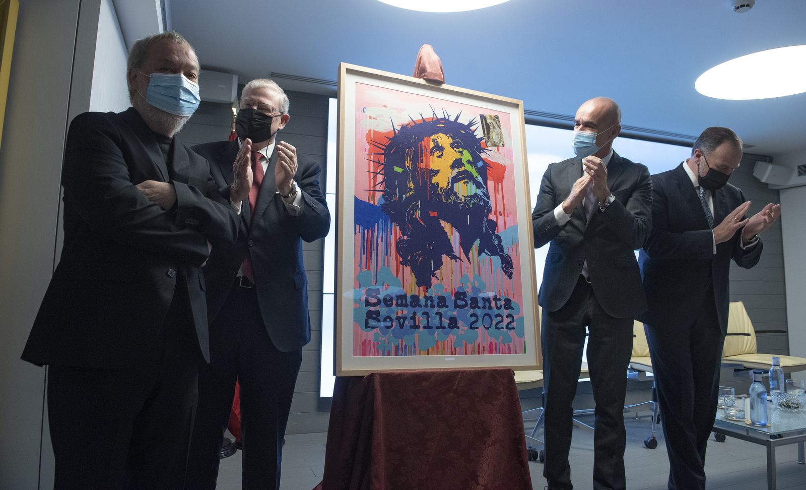 Manolo Cuervo es aplaudido tras la presentación de su cartel