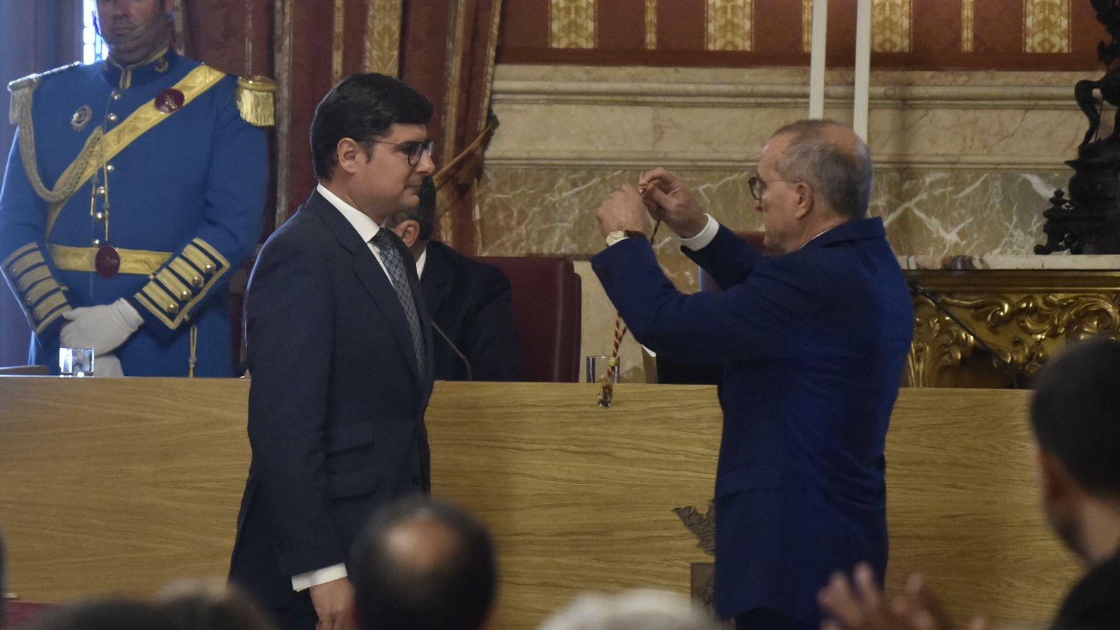 Álvaro Pimentel recibe la medalla de edil