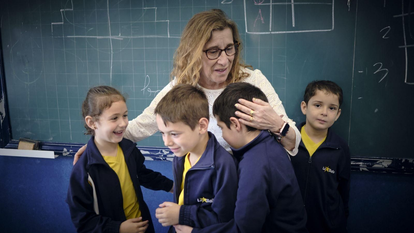 Conchi Rubianes saludando a sus alumnos en un aula de La Salle Mirandilla.