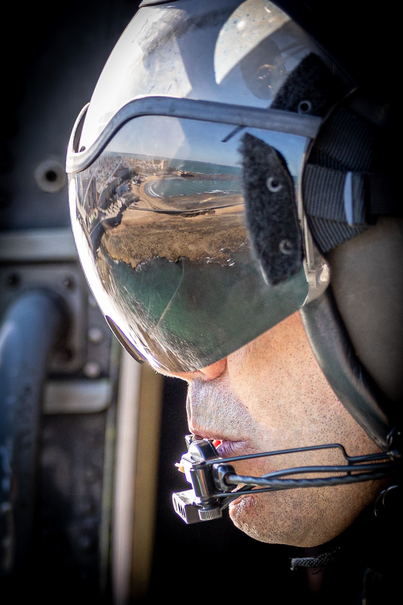 Imágenes del vuelo de despedida de los 'Sea King'  de la Quinta Escuadrilla de la FLOAN de la Armada por la Bahía de Cádiz