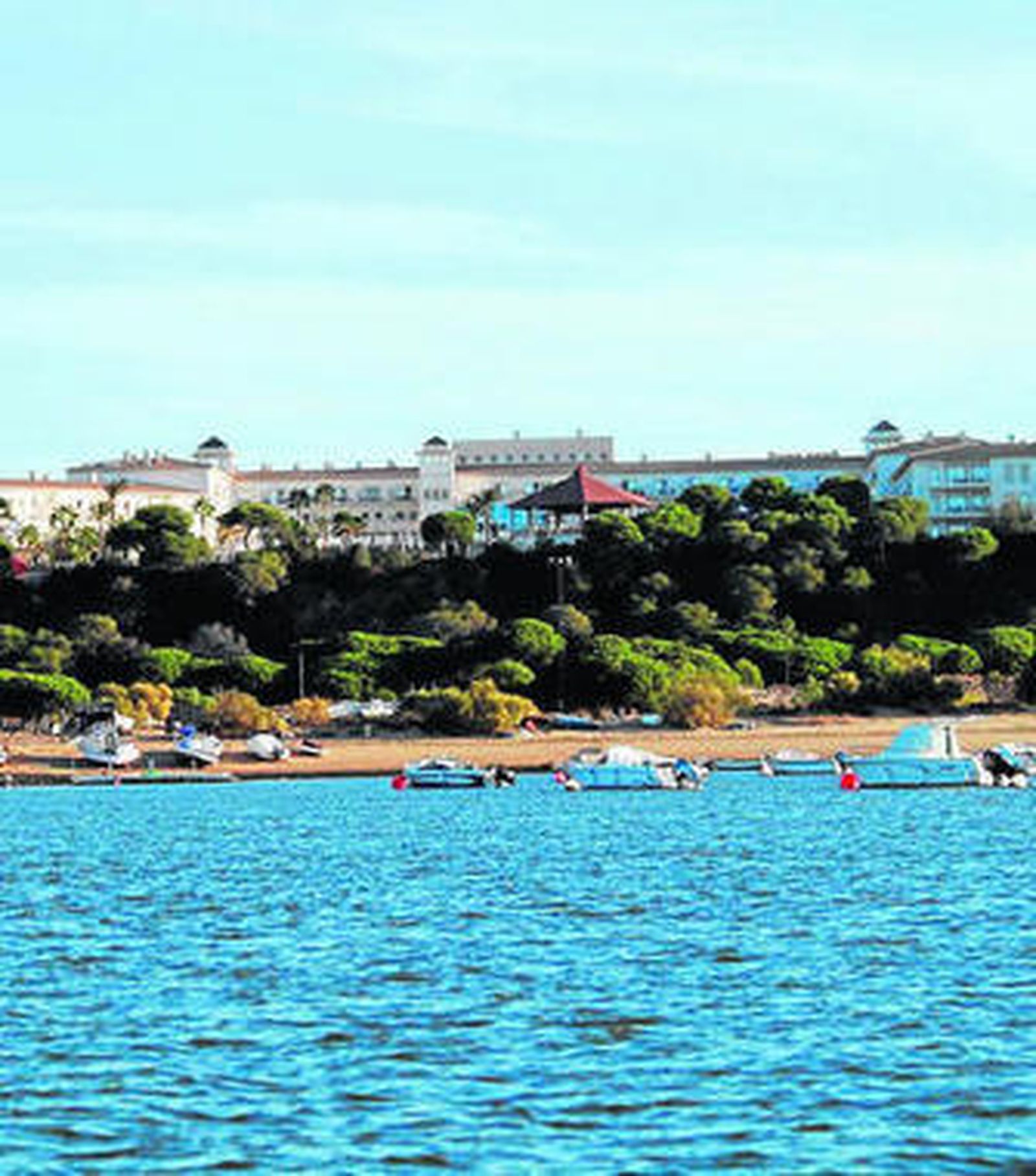 El hotel Garden Playanatural, en primera línea de playa.