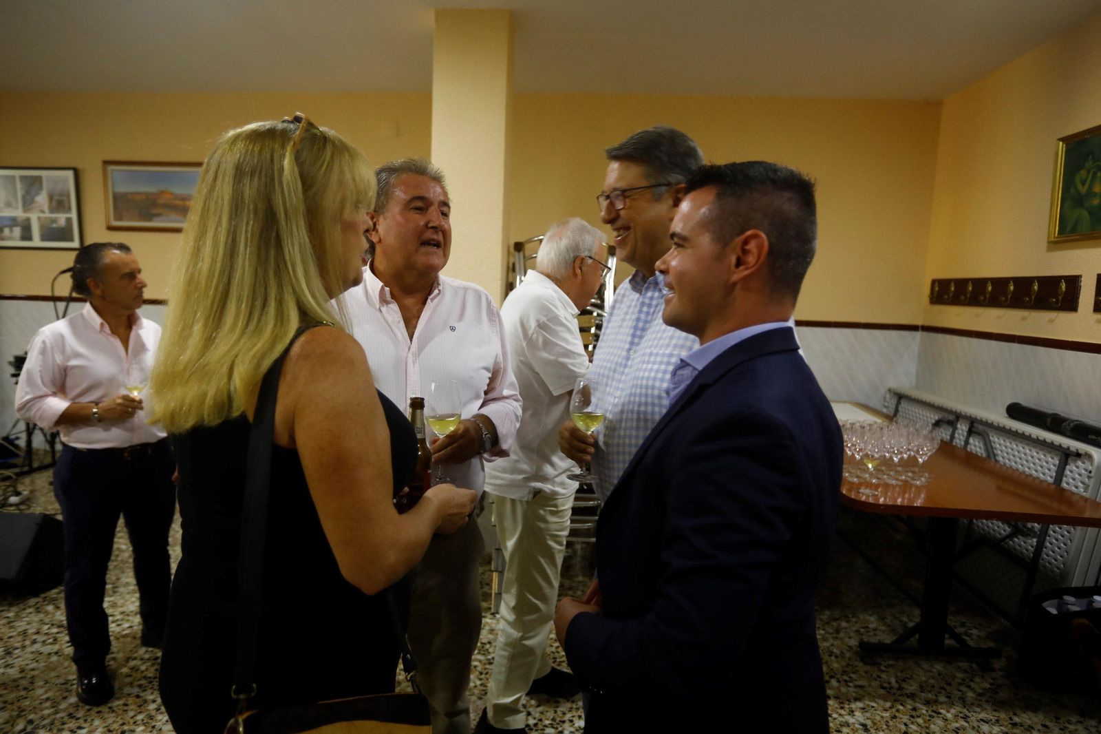 El perol de exconcejales de Córdoba contra la crispación política, en imágenes