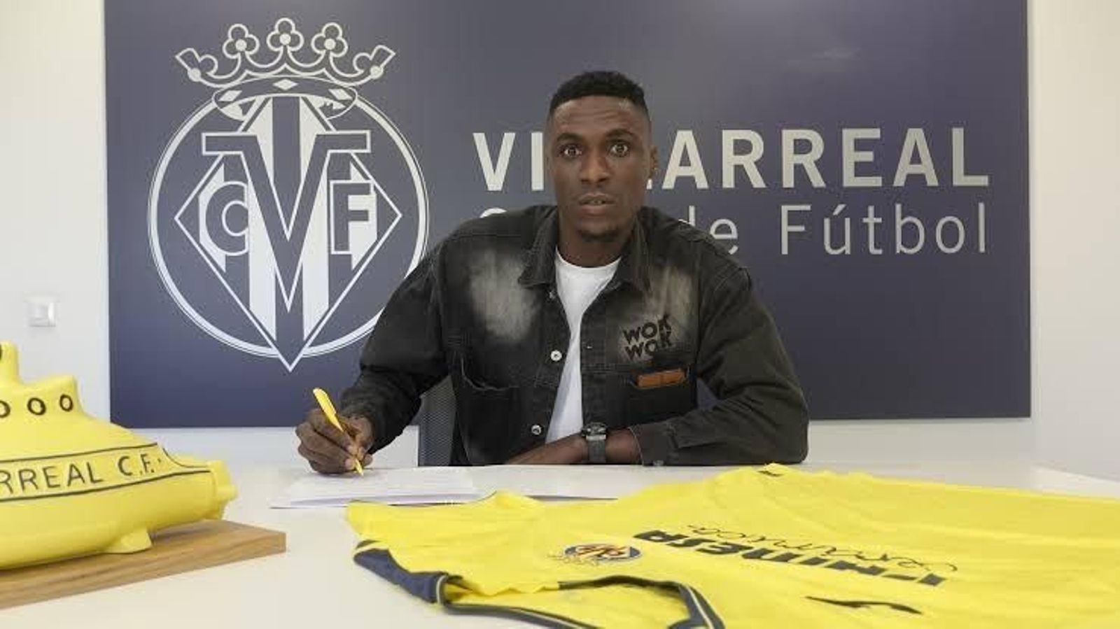 Ekerette Udom, el día que fichaba por el Villarreal.