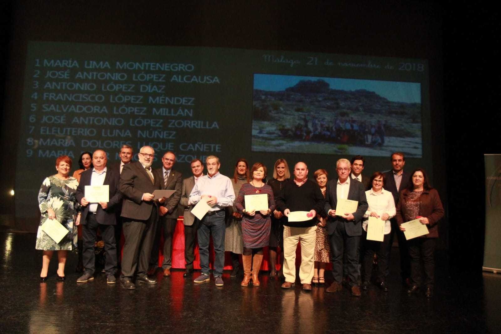 Uno de los grupos de docentes que subieron al escenario a recoger el reconocimiento.