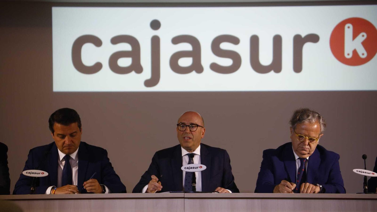 José María Bellido, Joseba Barrena y Salvador Fuentes en la sede de Cajasur.