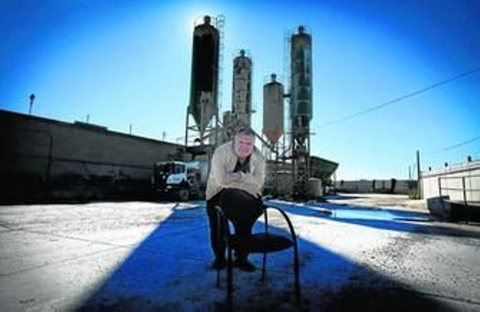 Unquiles posa en la planta de hormigón La Espartalera, donde ya sólo queda un camión de los más de 20 que llegó a tener.