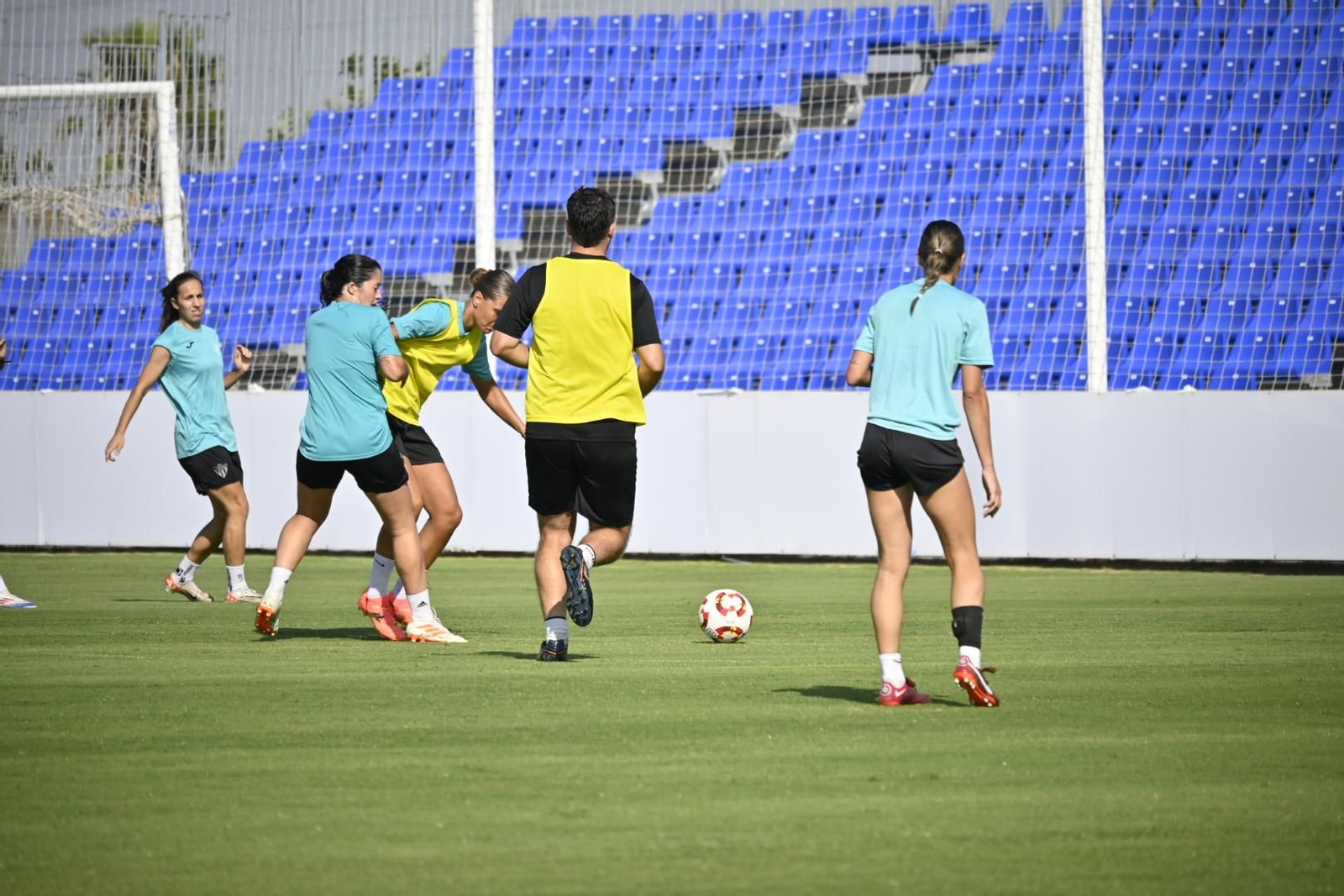 Entrenamiento del Sporting de Huelva a puertas abiertas, en imágenes