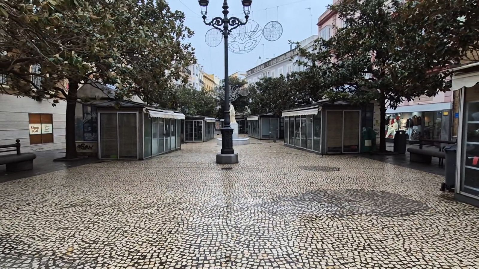 La borrasca Leonardo deja las calles de Cádiz vacías
