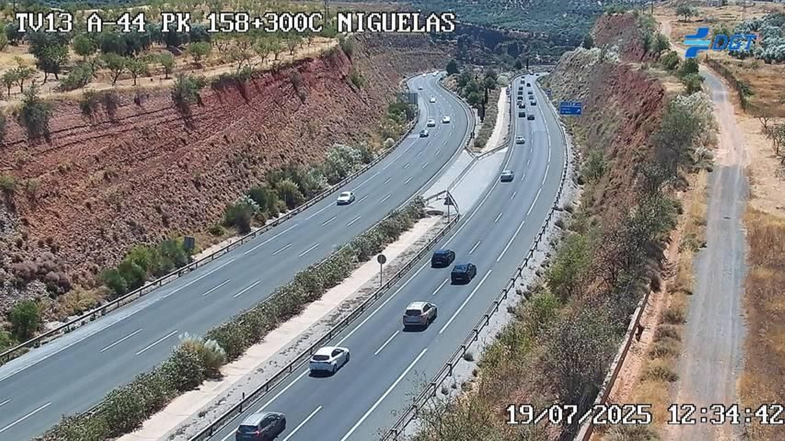 Coches en dirección a la playa en la A44 este sábado.