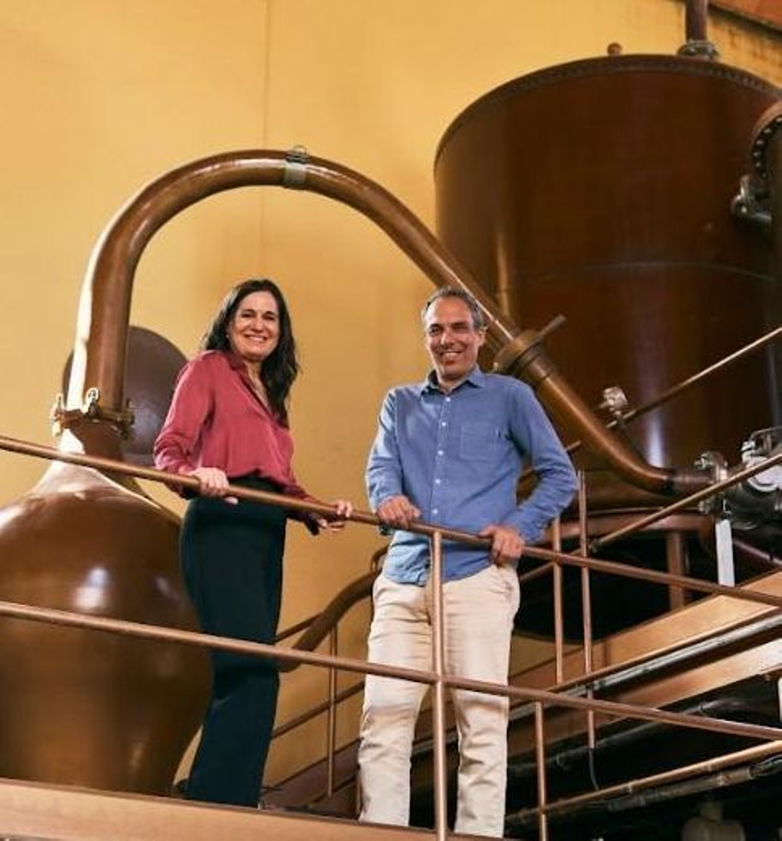 Virginia Martín y Marcos Alguacil, junto a las antiguas alquitaras de cobra del siglo XIX.