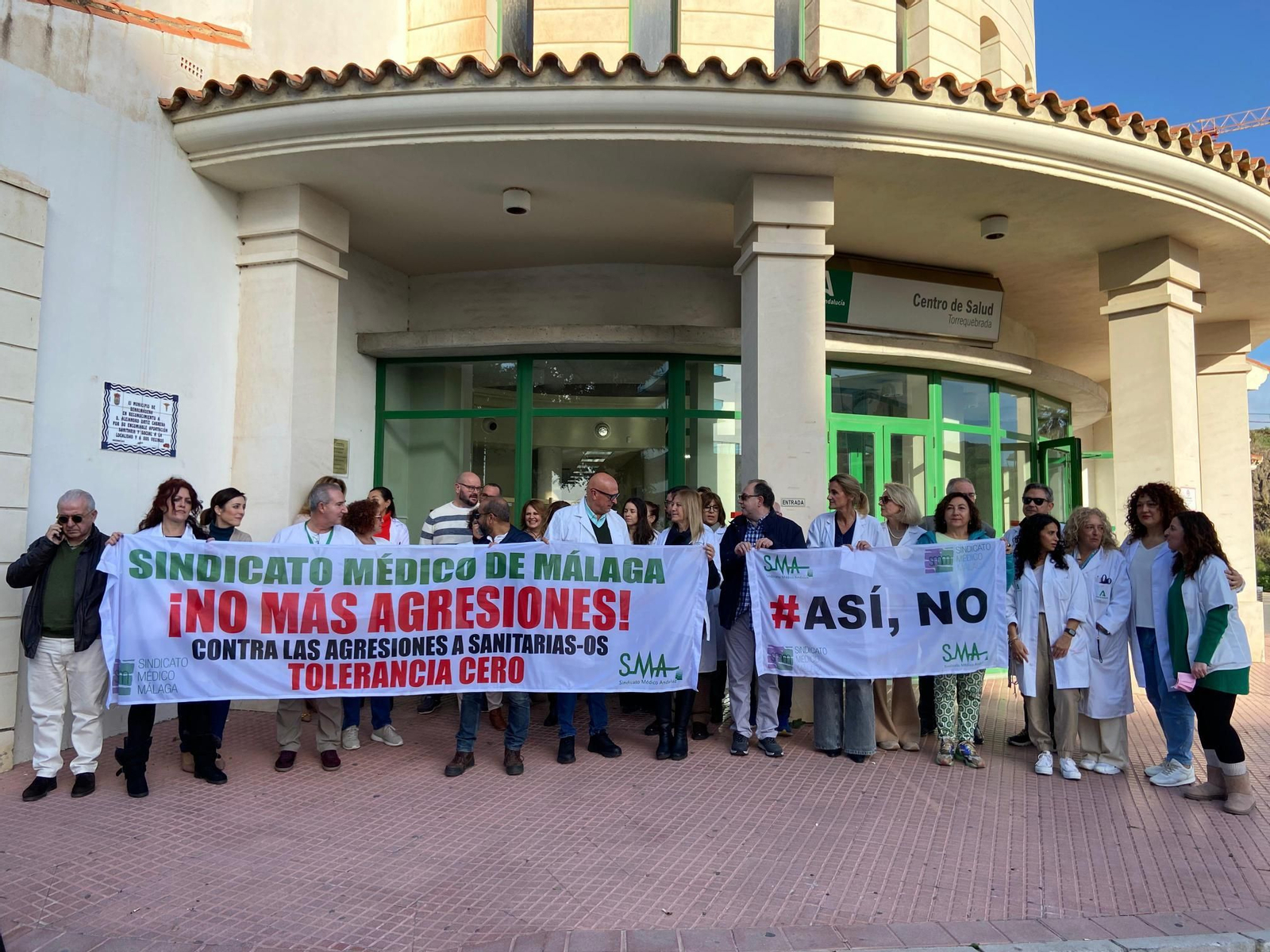 Reciente concentración en el centro de salud de Torrequebrada por los insultos xenófobos a una médica.