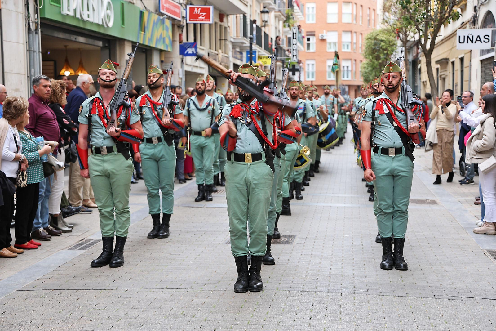 Las mejores imágenes del Sábado de Pasión en Huelva: La Legión con el Cristo de la Vera+Cruz