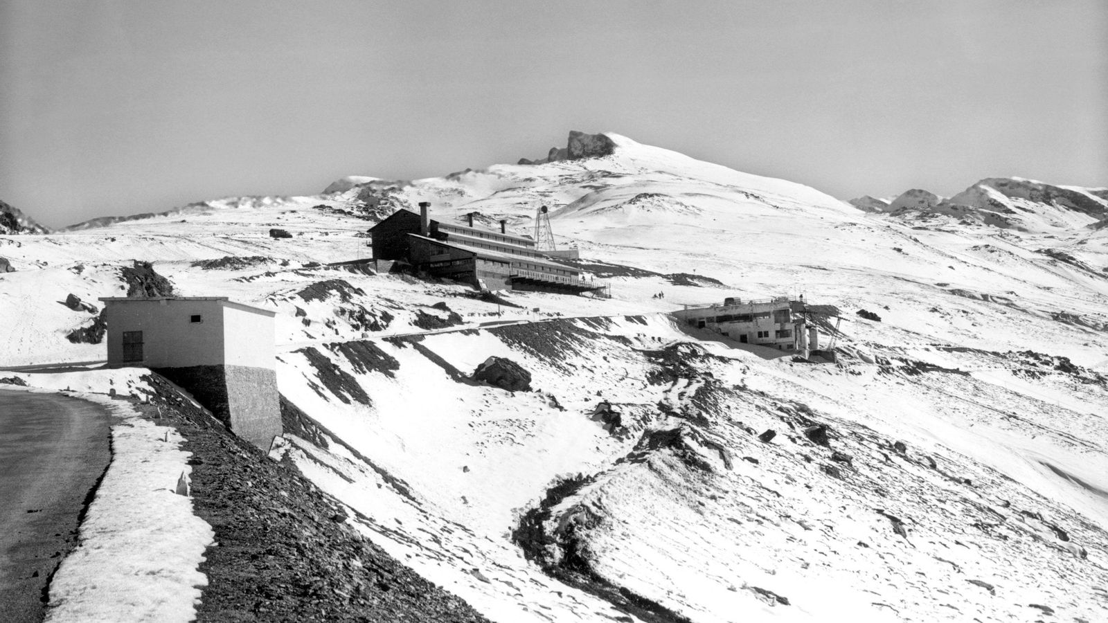 Vista del Parador, el Pico Veleta y la terminal del telesilla, una de los primeros remontes de la Sierra, ya desaparecido