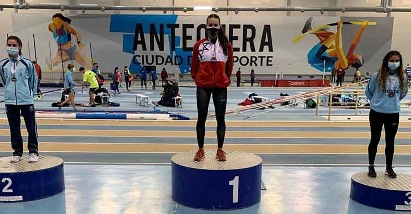 Carmen Avilés, en el podio de Antequera con su medalla de oro en los  200 metros lisos.
