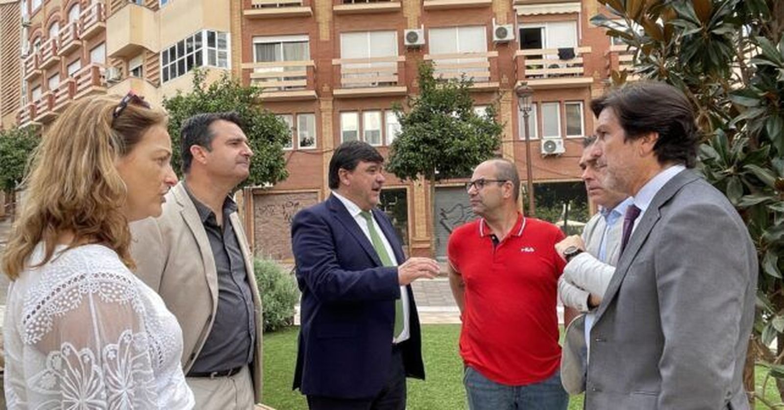 Gabriel Cruz, junto a otros miembros del Partido Socialista de Huelva.