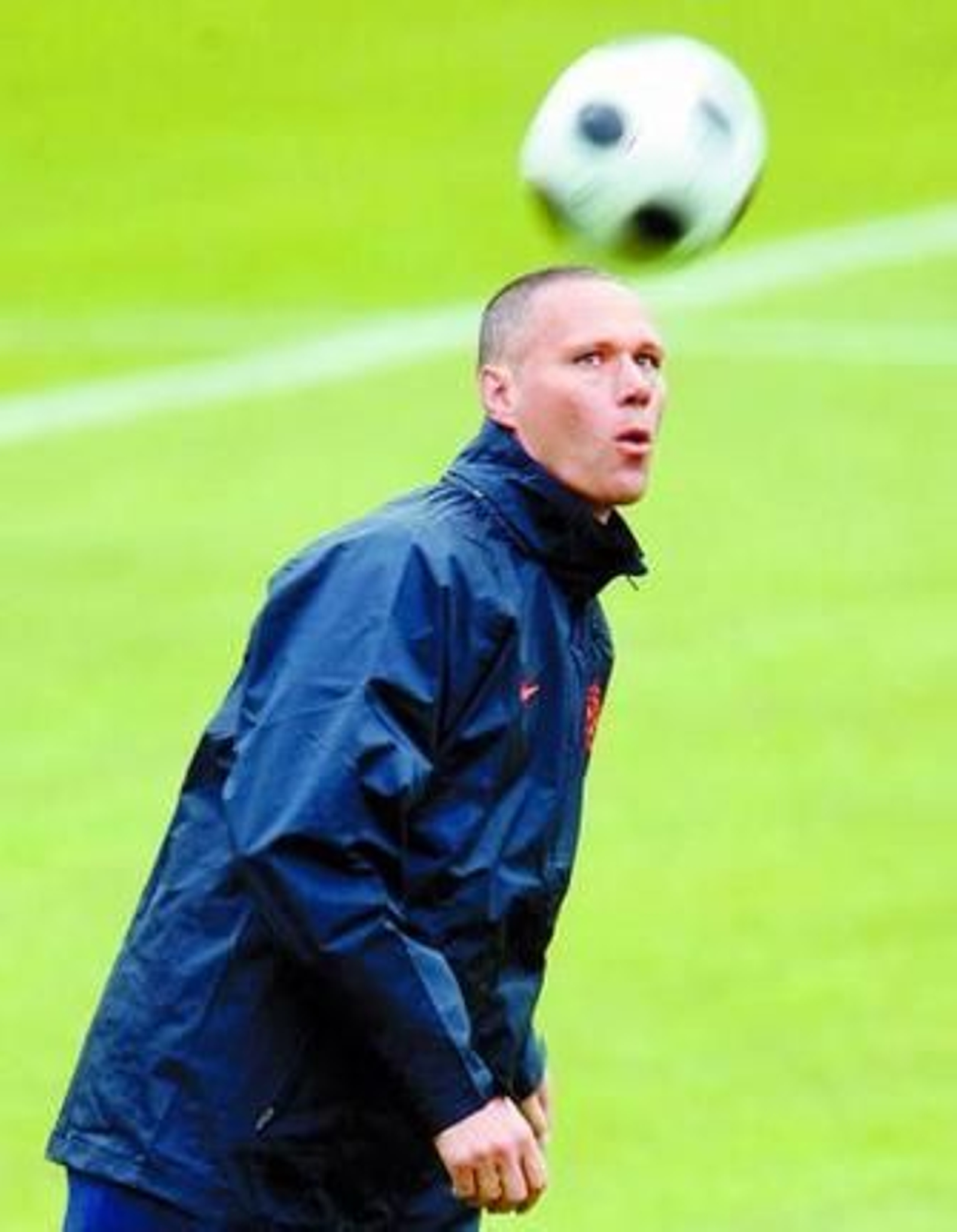 Marco van Basten juega con un balón.