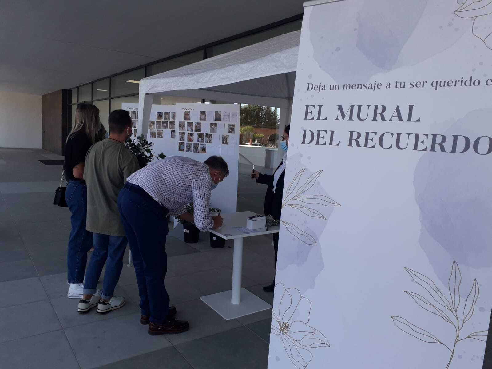 El el 'Mural del Recuerdo' del tanatorio Mémora Jerez.