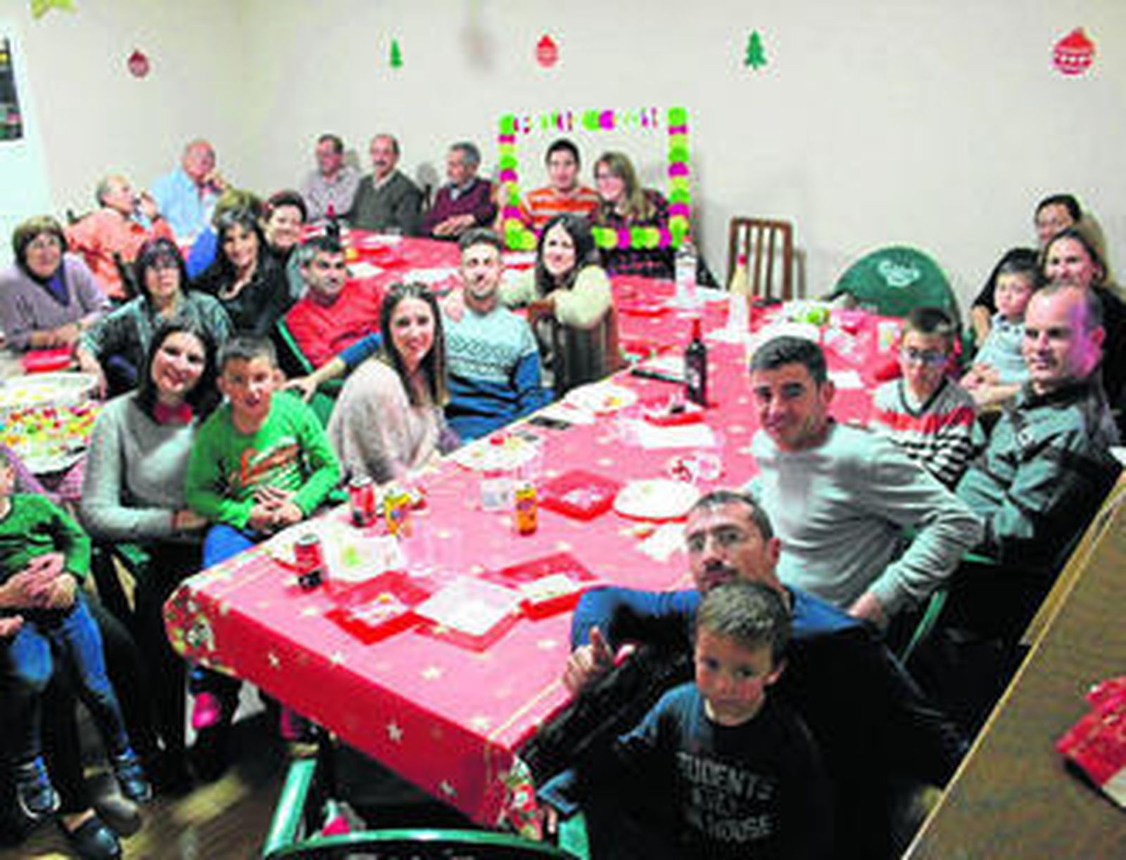 Tres generaciones de la familia Piñero celebrando  la cena de Nochevieja. Repiten esta tradición desde hace décadas y cada año va creciendo la familia