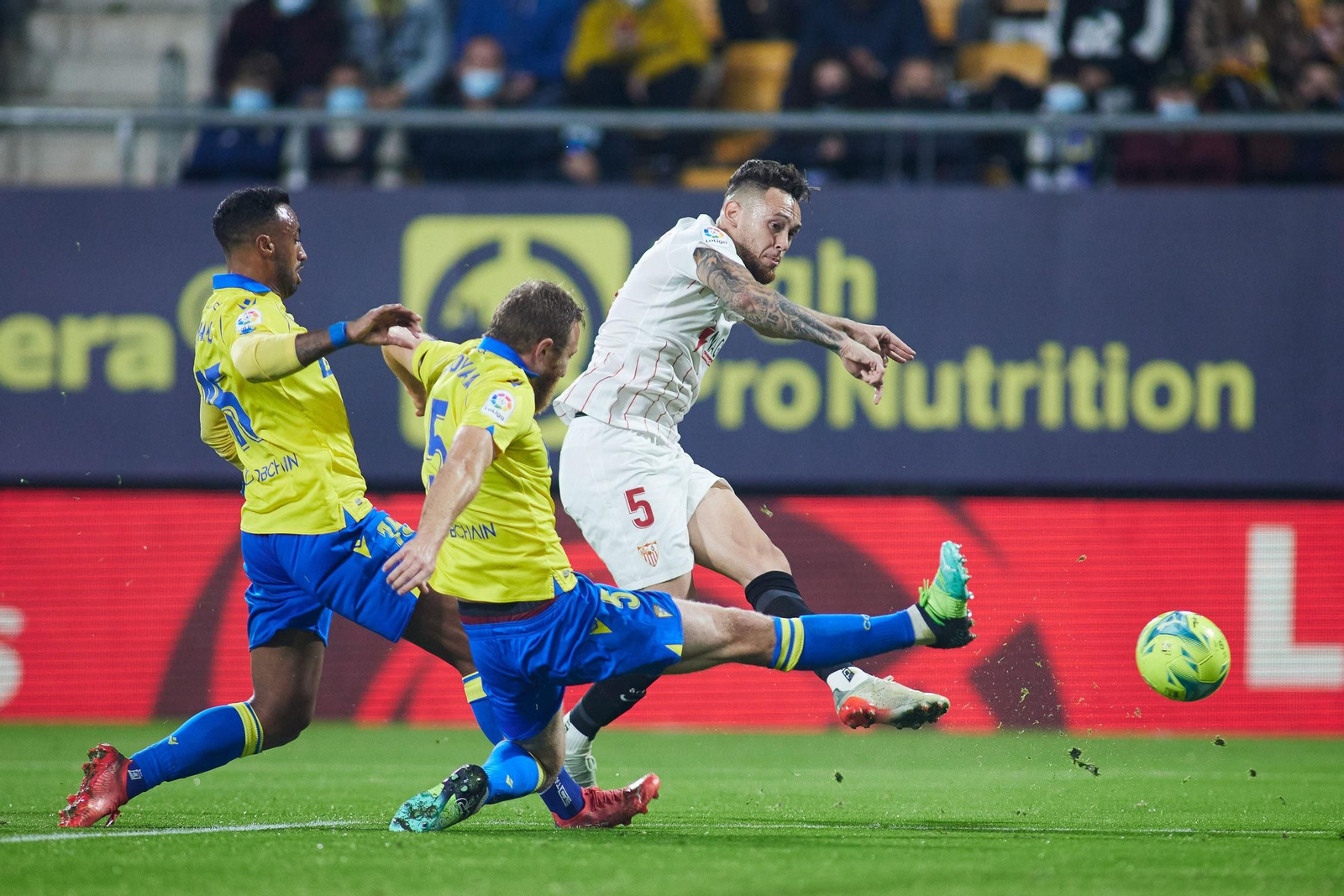 Akapo y Haroyan intentan evitar el remate de Ocampos en el Cádiz-Sevilla. Akapo y Haroyan intentan evitar el remate de Ocampos en el Cádiz-Sevilla.