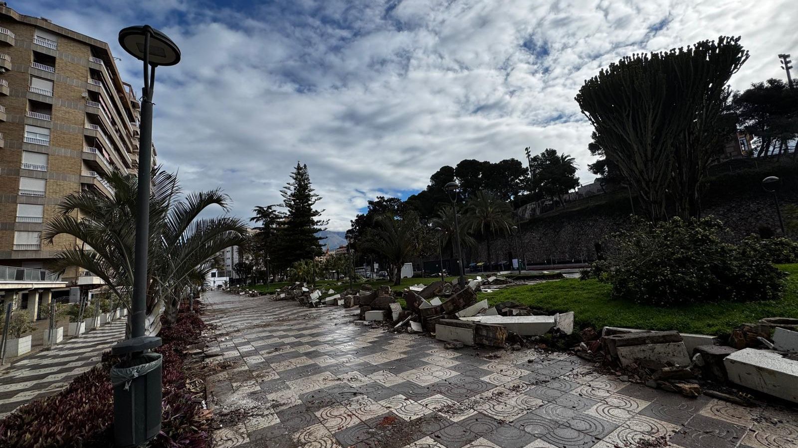 La obra ha comenzado con la retirada de mobiliario y jardineras