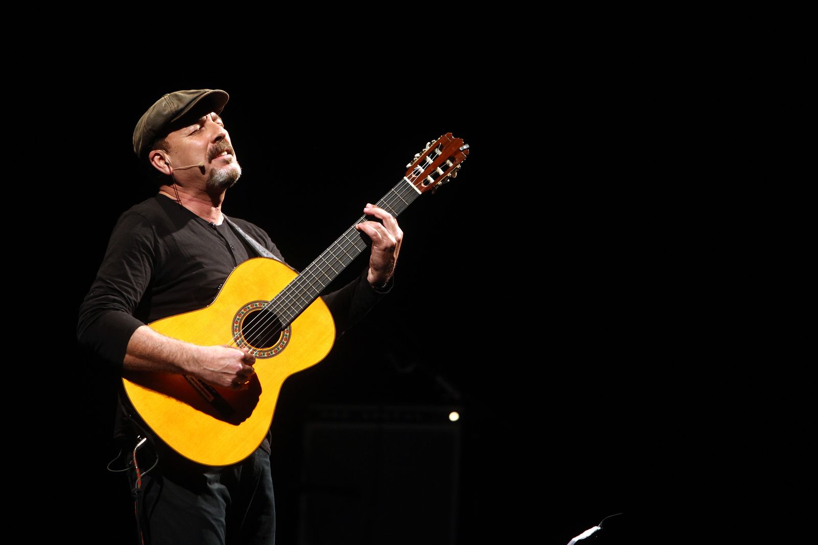 Javier Ruibal, durante un concierto, en una imagen de archivo.