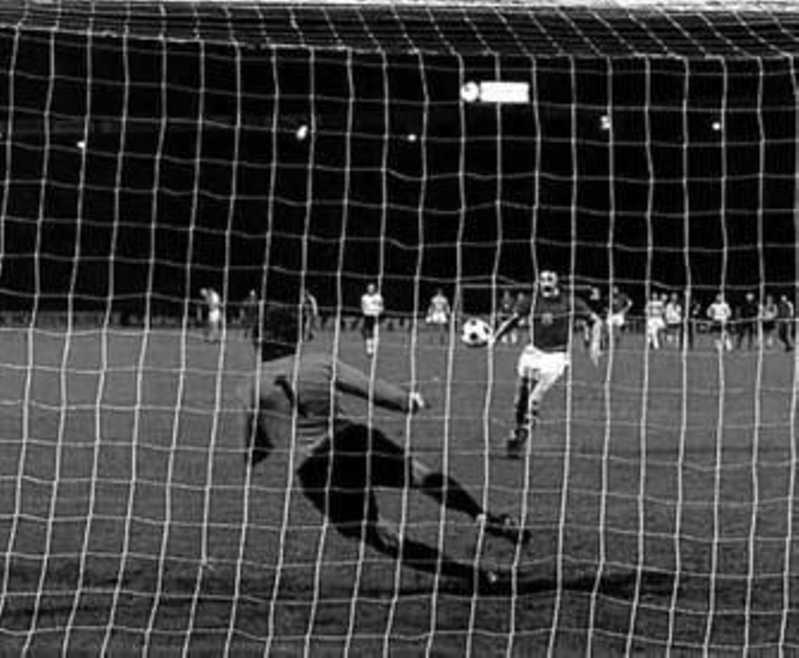 Maier, mítico portero alemán, observa con impotencia como el toque sutil de Panenka queda lejos de su alcance.