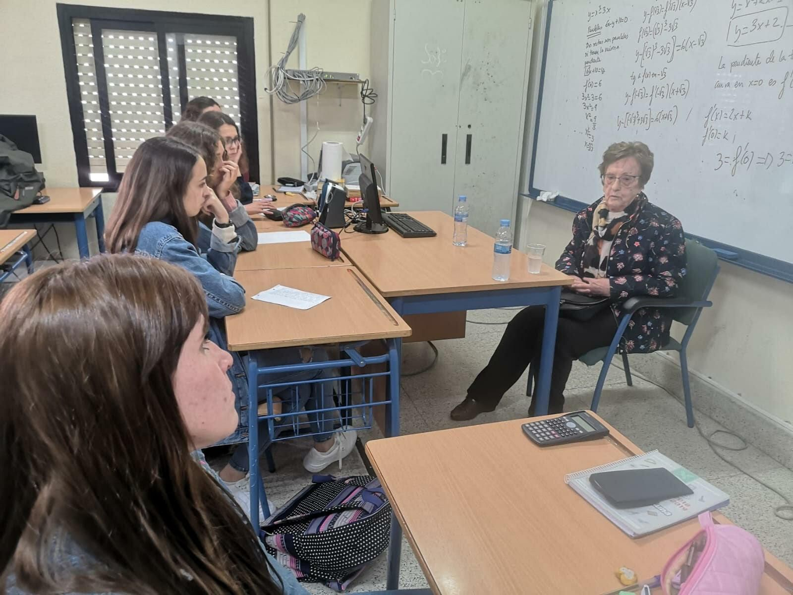 Ana Pomares,  en una charla en un centro educativo con alumnos de Secundaria.