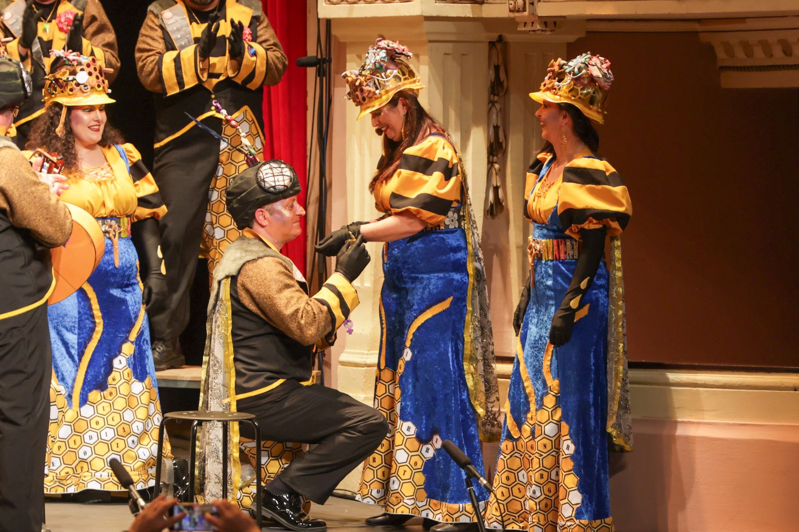 Imágenes de la actuación del coro de Huelva "La Rendición de los Bribones" en el Carnaval Colombino