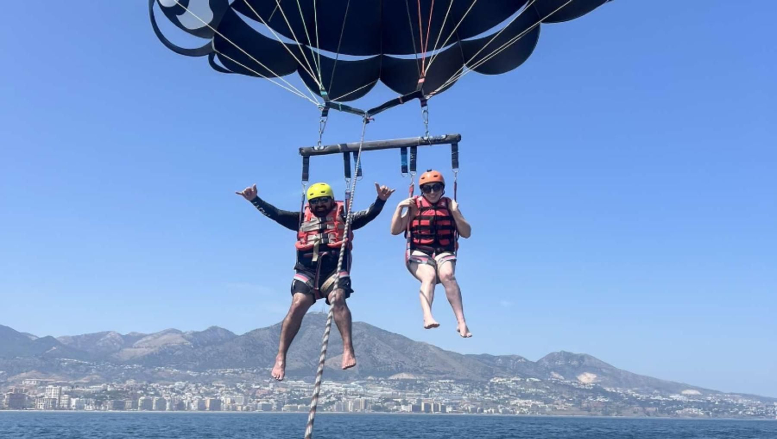 Dos personas disfrutan de la experiencia con Pirate Parasailing.