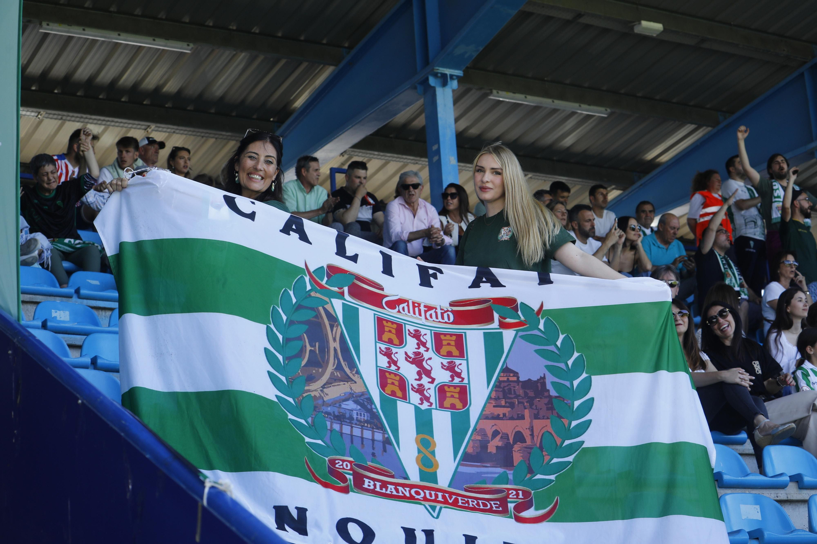 Las mejores fotos de la afición del Córdoba CF en el partido ante la Ponferradina en El Toralín Las mejores fotos de la afición del Córdoba CF en el partido ante la Ponferradina en El Toralín