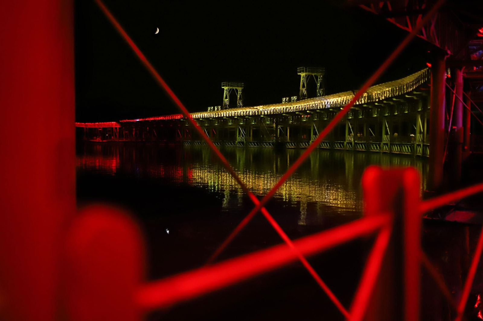 El muelle de mineral de la compañía Riotinto se engalana con los colores de España para celebrar el día de la Hispanidad, en imágenes