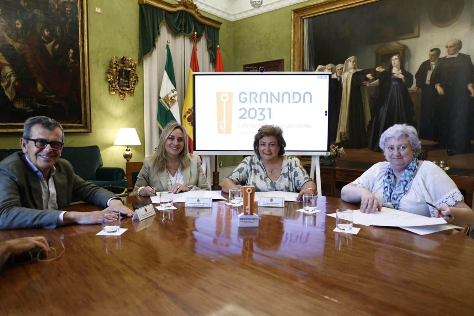 La alcaldesa de Granada, Marifrán Carazo, firma el acuerdo con Gracia Peregrin, vicepresidenta del Club Skal Granada