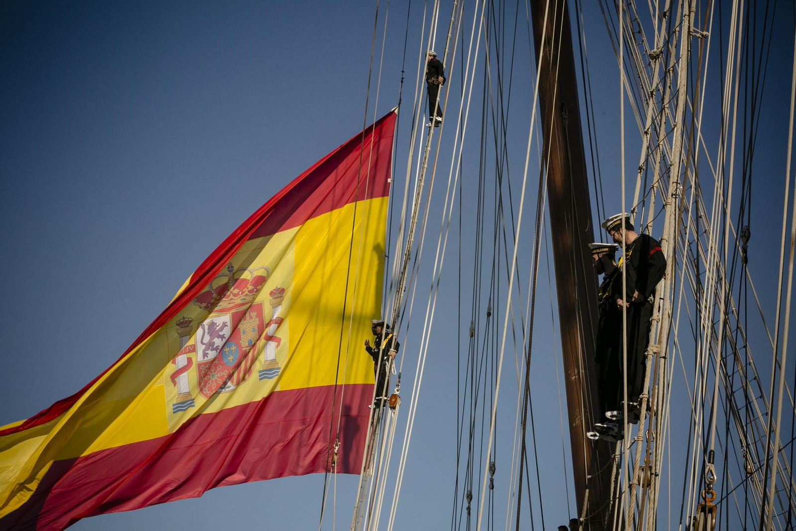 Elcano inicia su XCI crucero de instrucción en Cádiz