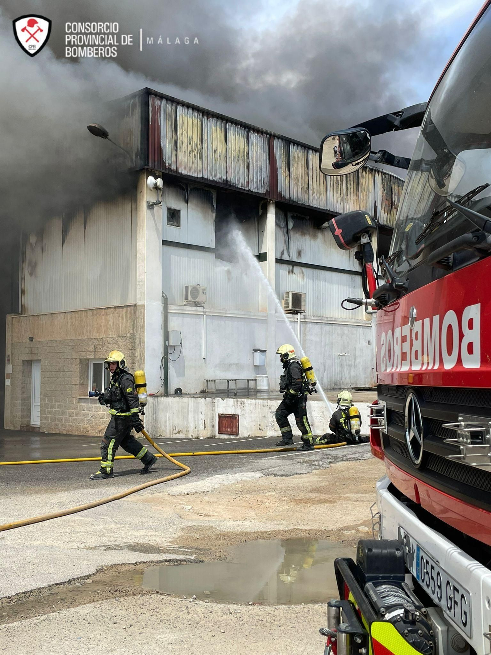 Las fotos del incendio en una nave de productos cárnicos en Humilladero