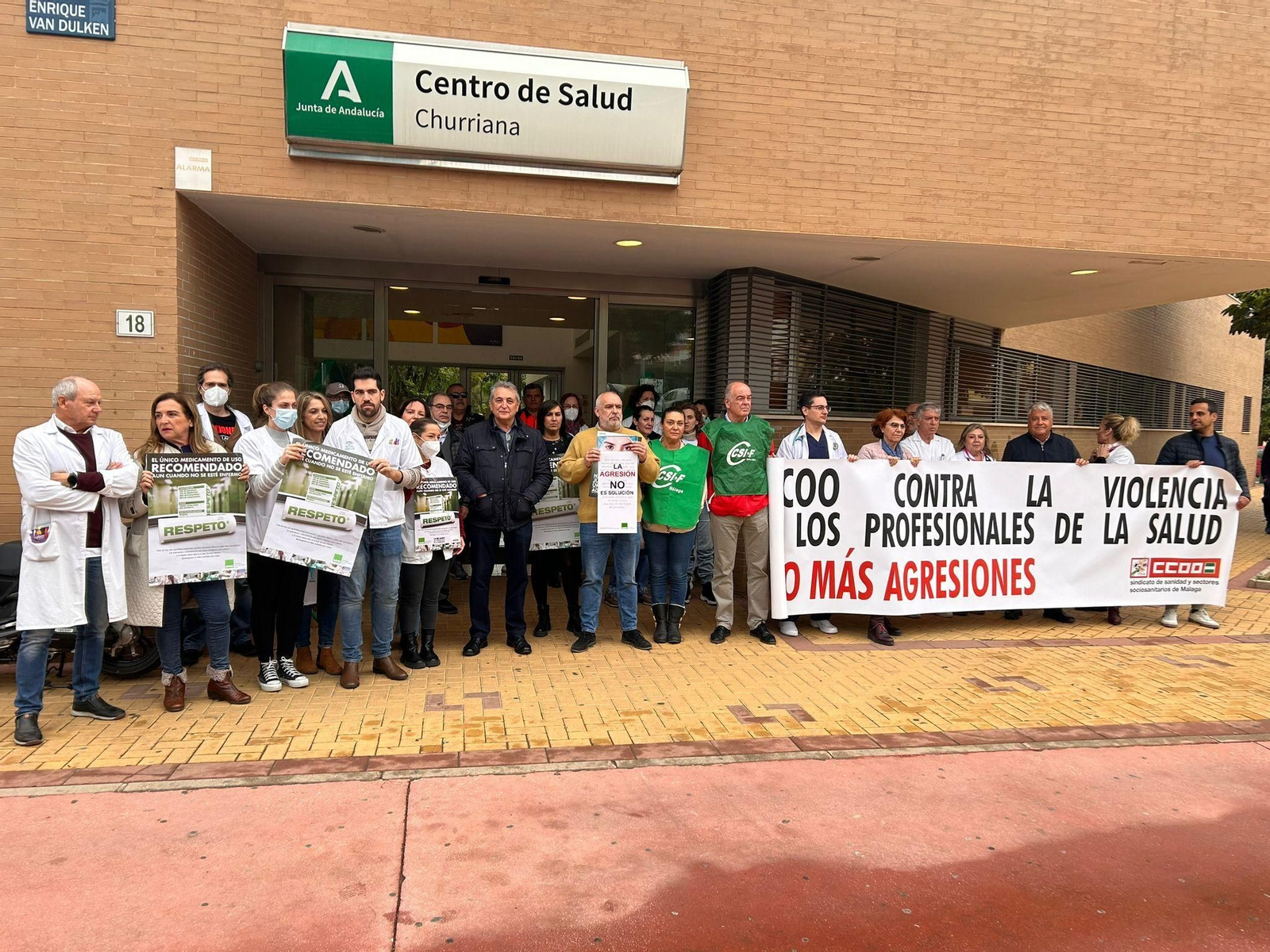 Concentración este jueves por las agresiones verbales a dos enfermeros en el centro de salud de Churriana. Concentración este jueves por las agresiones verbales a dos enfermeros en el centro de salud de Churriana.