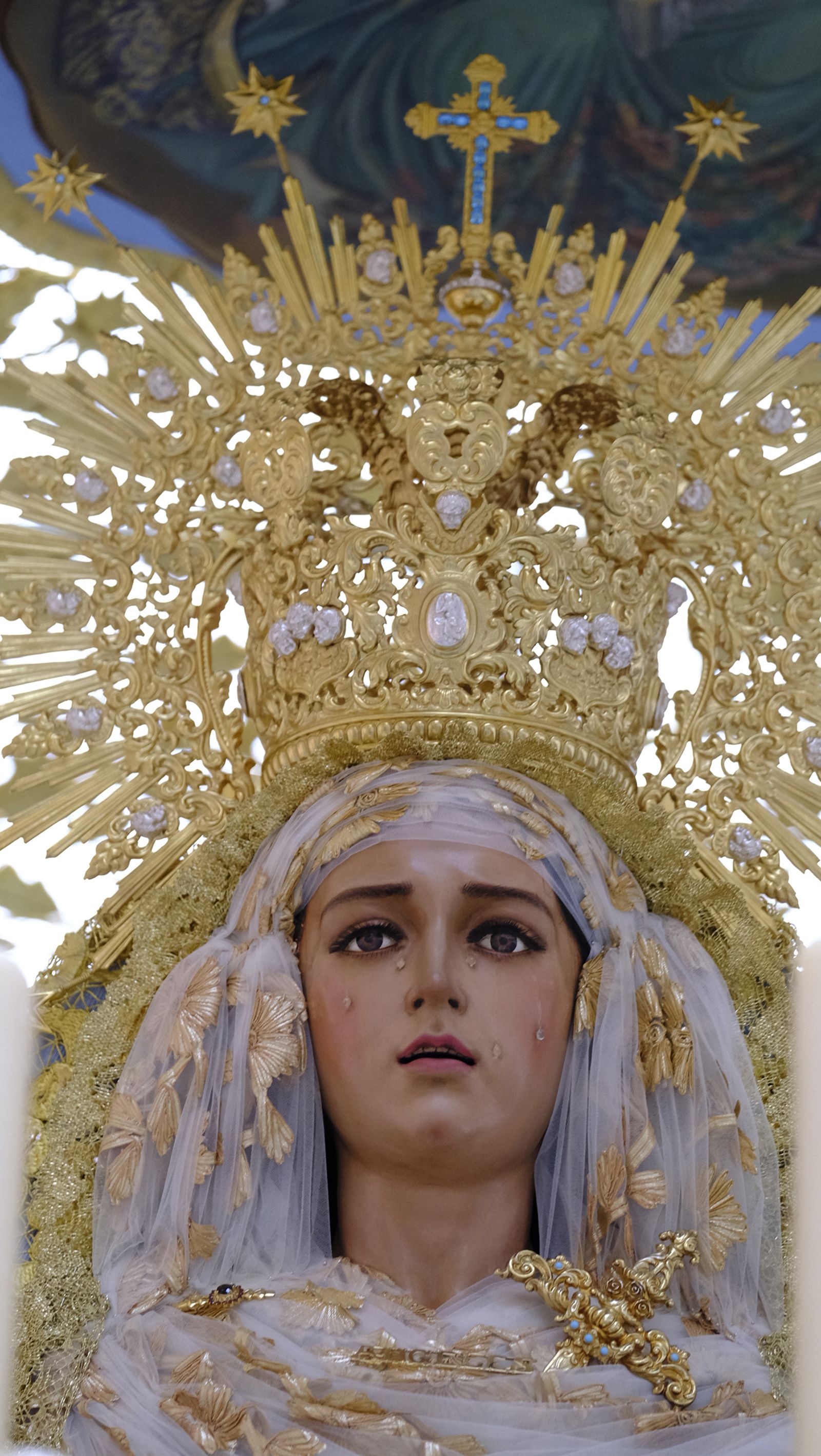 La Procesión de Los Ángeles de sobrepuso a la lluvia, en imágenes